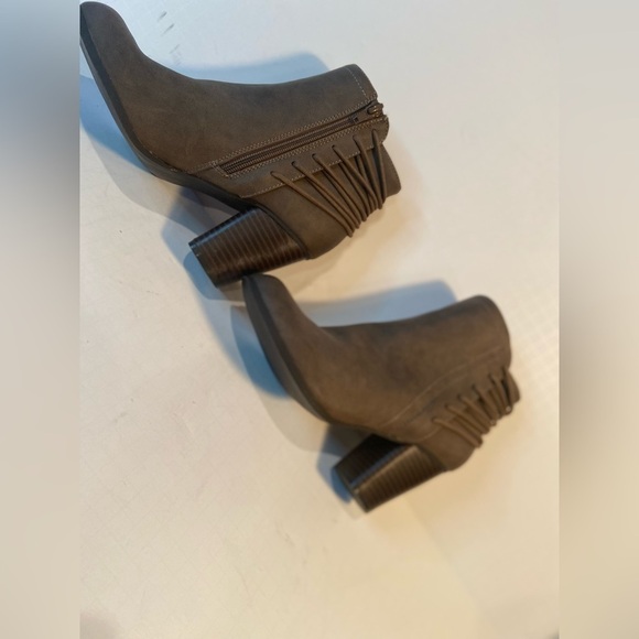 Madden Girl~Deliite~Faux Leather Ankle Boot~Criss Cross String Detail~Size 7.5 - Picture 11 of 14